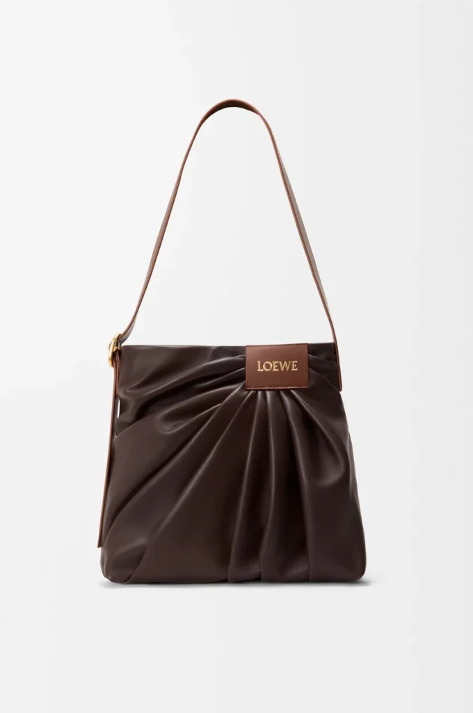 Bolso tote drapeado en suave piel de cordero napa Dark Chestnut Bolso tote drapeado en suave piel de cordero napa Dark Chestnut