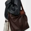 Bolso tote drapeado en suave piel de cordero napa Dark Chestnut Bolso tote drapeado en suave piel de cordero napa Dark Chestnut