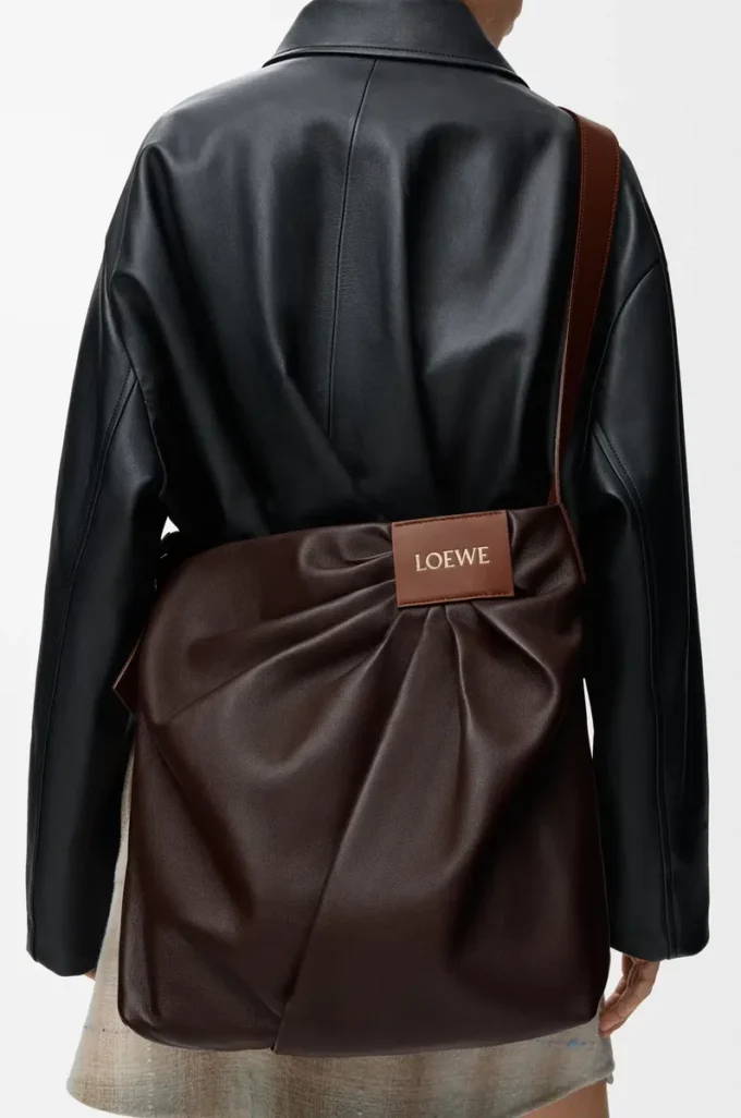 Bolso tote drapeado en suave piel de cordero napa Dark Chestnut Bolso tote drapeado en suave piel de cordero napa Dark Chestnut