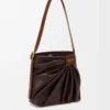 Bolso tote drapeado en suave piel de cordero napa Dark Chestnut Bolso tote drapeado en suave piel de cordero napa Dark Chestnut