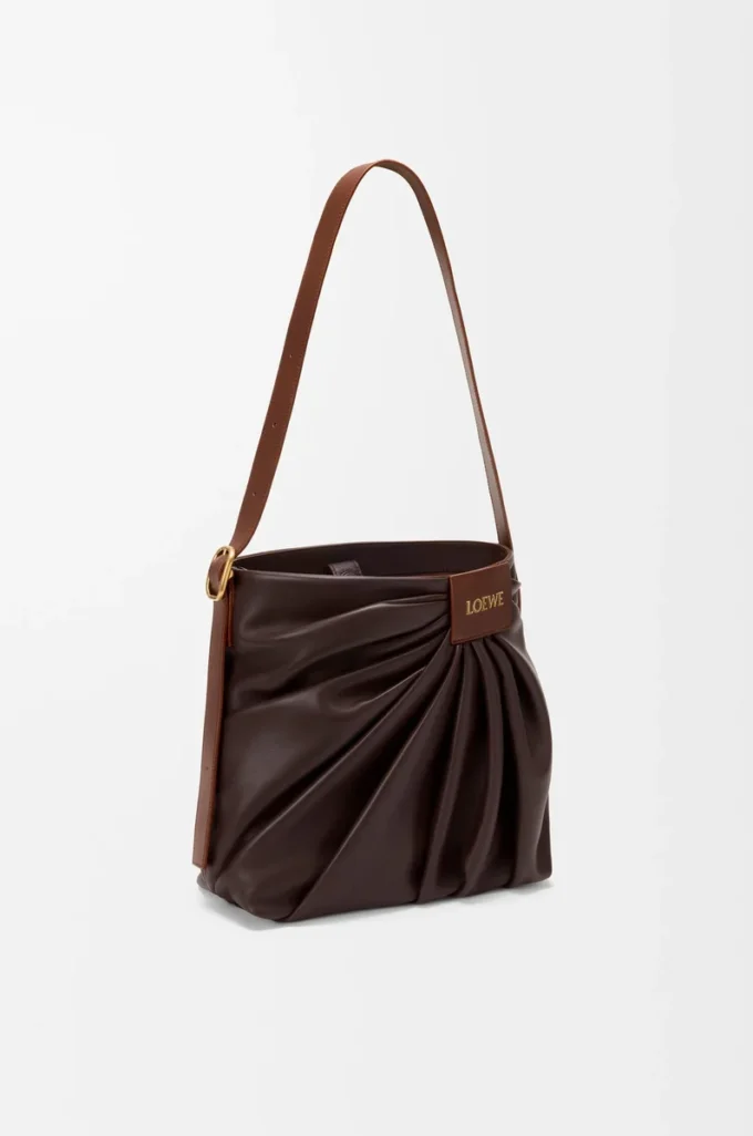 Bolso tote drapeado en suave piel de cordero napa Dark Chestnut Bolso tote drapeado en suave piel de cordero napa Dark Chestnut