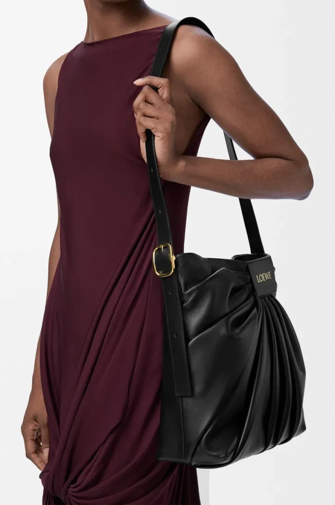 Bolso tote drapeado en suave piel de cordero napa Negro Bolso tote drapeado en suave piel de cordero napa Negro