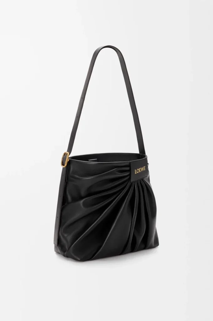 Bolso tote drapeado en suave piel de cordero napa Negro Bolso tote drapeado en suave piel de cordero napa Negro
