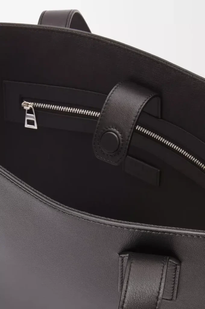 Bolso tote horizontal Buckle en piel de becerro clásica negra
