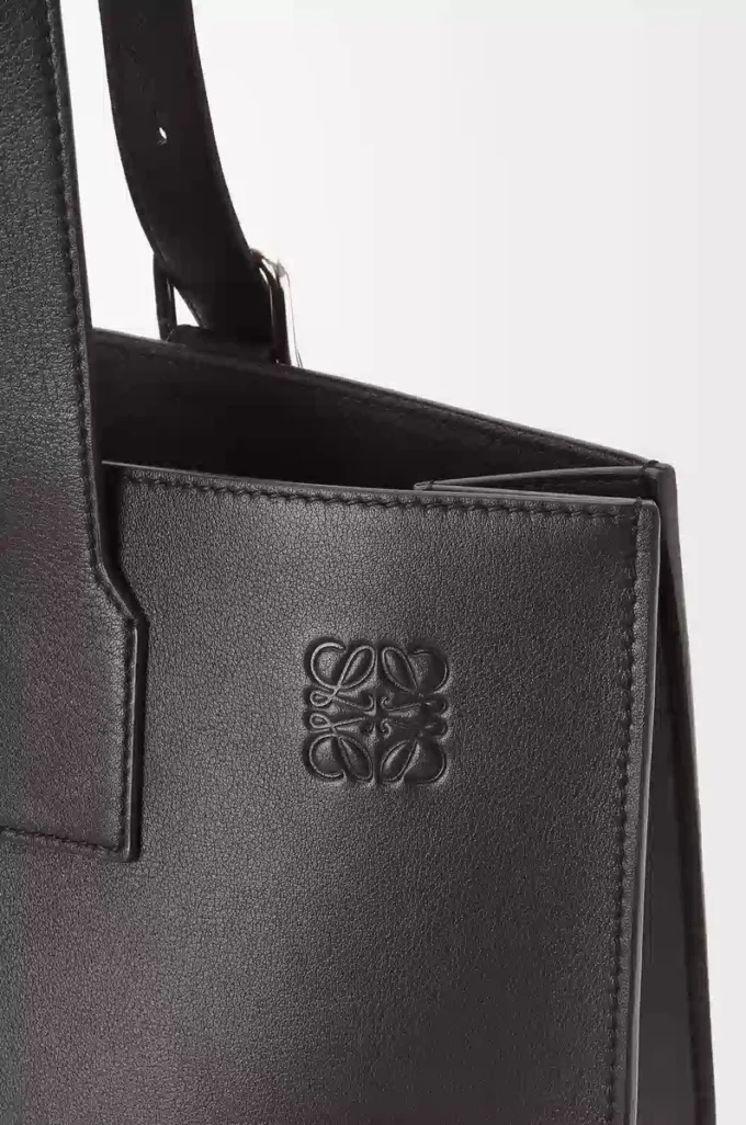 Bolso tote horizontal Buckle en piel de becerro clásica negra