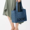 Bolso tote LOEWE Font mediano en rafia azul claro Bolso tote LOEWE Font mediano en rafia azul claro