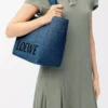 Bolso tote LOEWE Font mediano en rafia azul claro Bolso tote LOEWE Font mediano en rafia azul claro