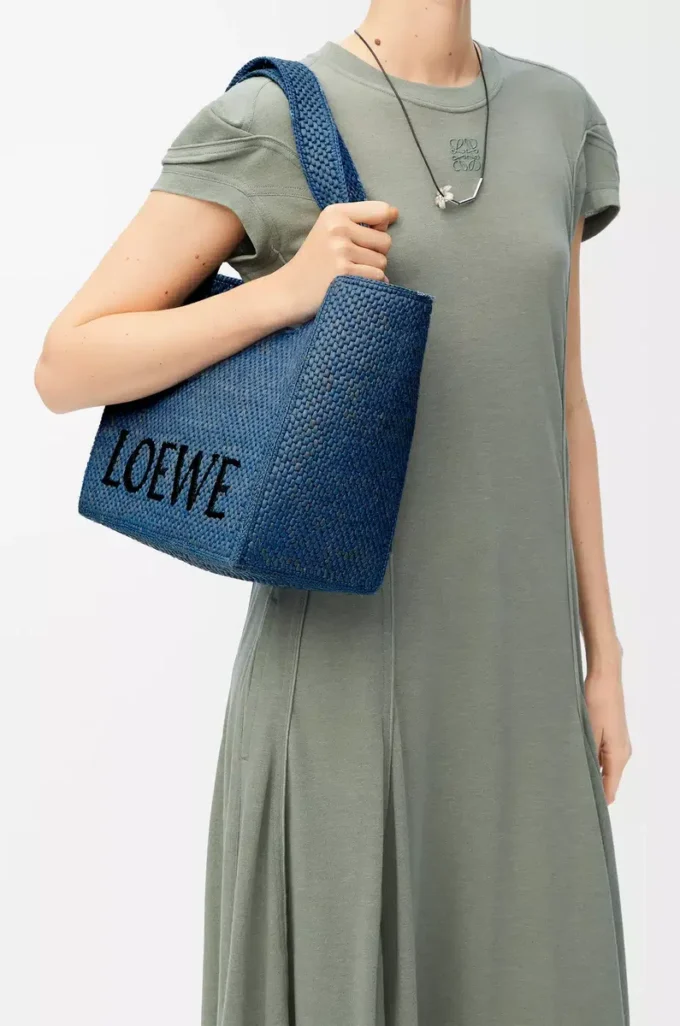 Bolso tote LOEWE Font mediano en rafia azul claro Bolso tote LOEWE Font mediano en rafia azul claro