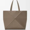 Bolso tote Puzzle Fold grande horizontal en piel de becerro granulada suave color topo