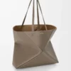 Bolso tote Puzzle Fold grande horizontal en piel de becerro granulada suave color topo