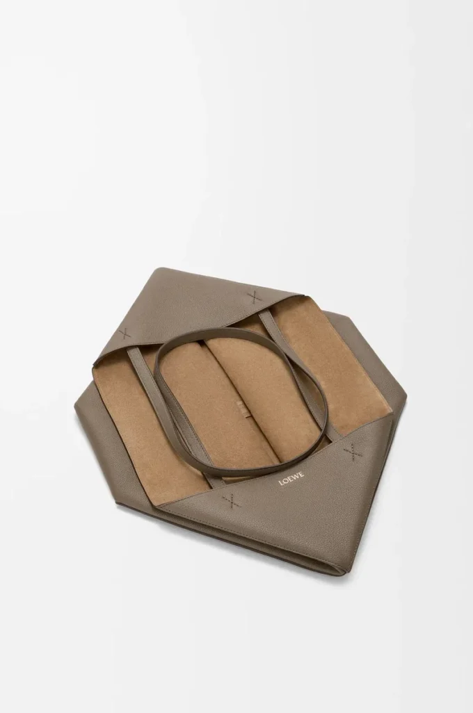 Bolso tote Puzzle Fold grande horizontal en piel de becerro granulada suave color topo