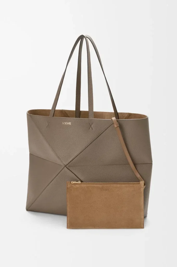 Bolso tote Puzzle Fold grande horizontal en piel de becerro granulada suave color topo