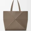 Bolso tote Puzzle Fold grande horizontal en piel de becerro granulada suave color topo