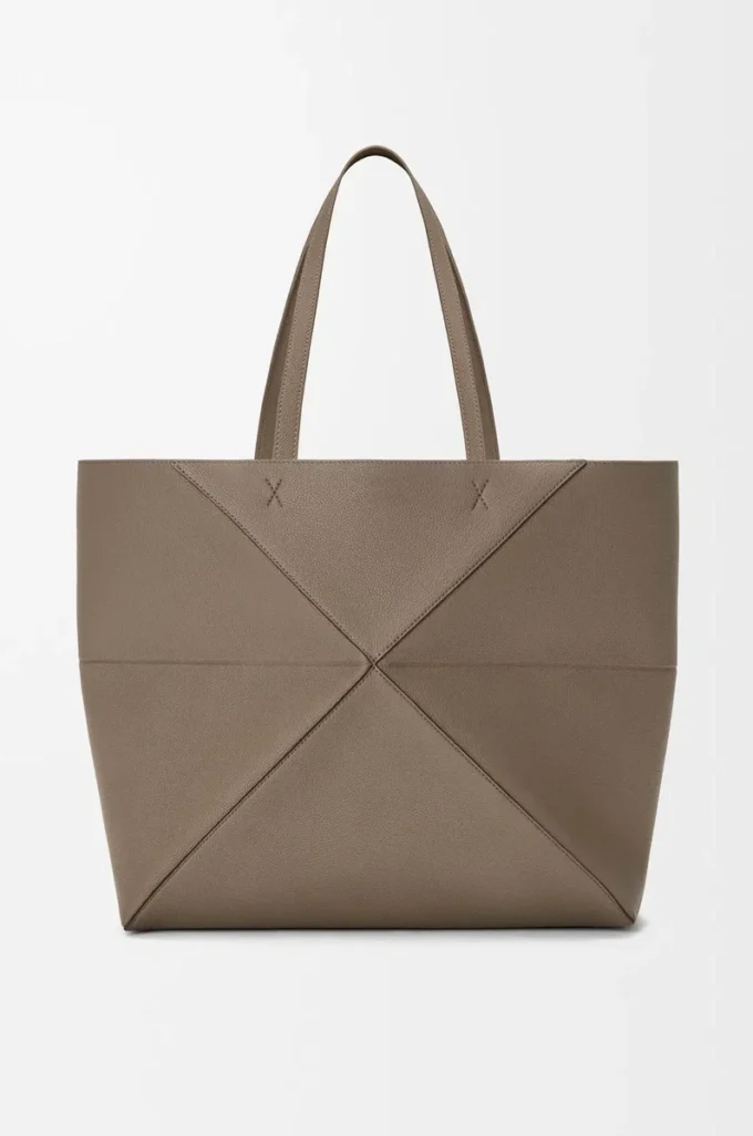Bolso tote Puzzle Fold grande horizontal en piel de becerro granulada suave color topo