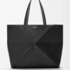 Bolso tote Puzzle Fold grande horizontal en suave piel de becerro granulada. Negro