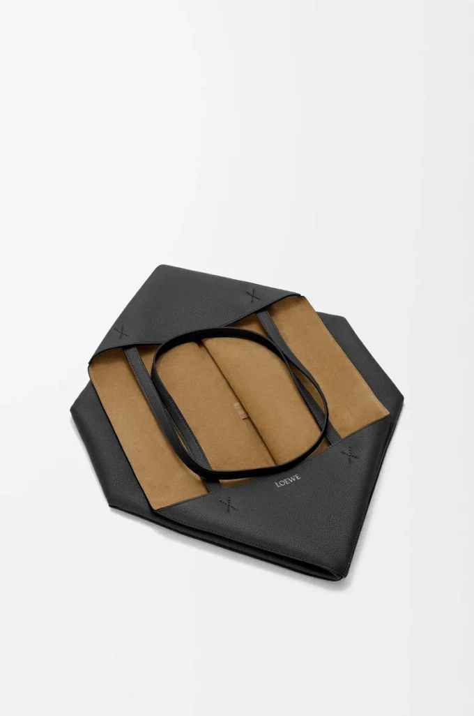Bolso tote Puzzle Fold grande horizontal en suave piel de becerro granulada. Negro