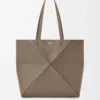 Bolso tote Puzzle Fold horizontal mediano en suave piel de becerro granulada Taupe Bolso tote Puzzle Fold horizontal mediano en suave piel de becerro granulada Taupe