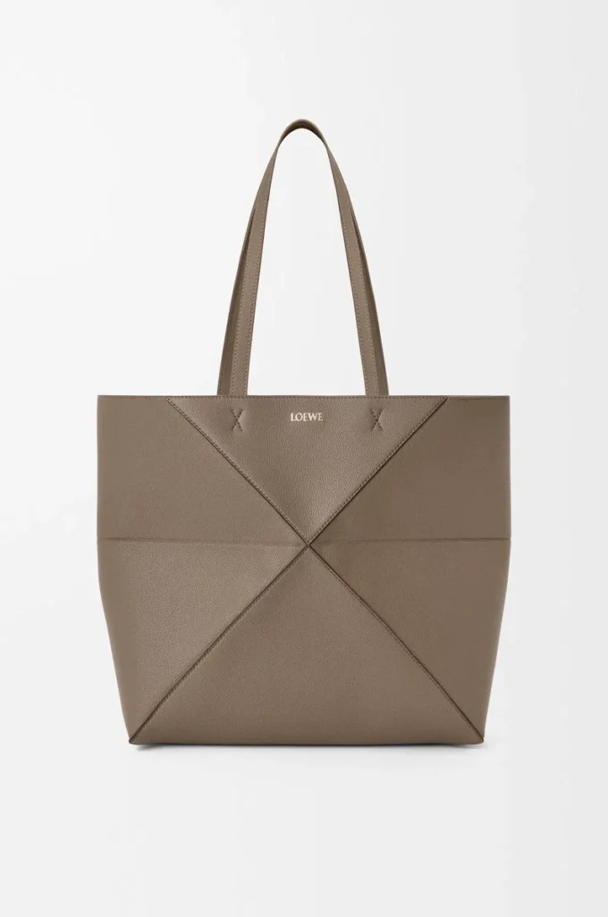 Bolso tote Puzzle Fold horizontal mediano en suave piel de becerro granulada Taupe Bolso tote Puzzle Fold horizontal mediano en suave piel de becerro granulada Taupe