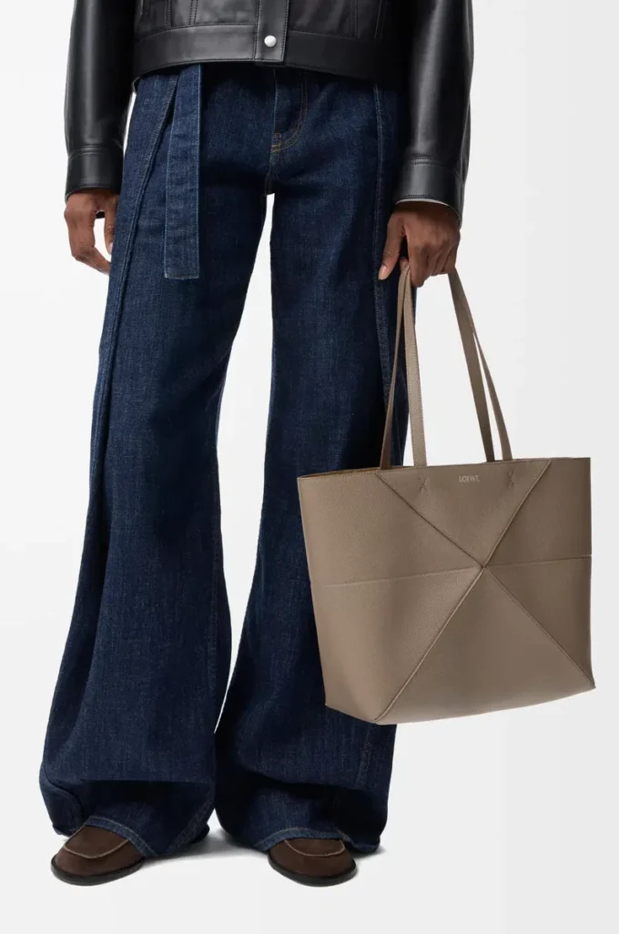 Bolso tote Puzzle Fold horizontal mediano en suave piel de becerro granulada Taupe Bolso tote Puzzle Fold horizontal mediano en suave piel de becerro granulada Taupe