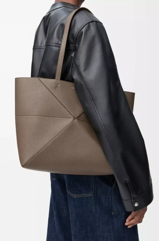 Bolso tote Puzzle Fold horizontal mediano en suave piel de becerro granulada Taupe Bolso tote Puzzle Fold horizontal mediano en suave piel de becerro granulada Taupe
