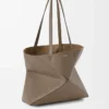 Bolso tote Puzzle Fold horizontal mediano en suave piel de becerro granulada Taupe Bolso tote Puzzle Fold horizontal mediano en suave piel de becerro granulada Taupe