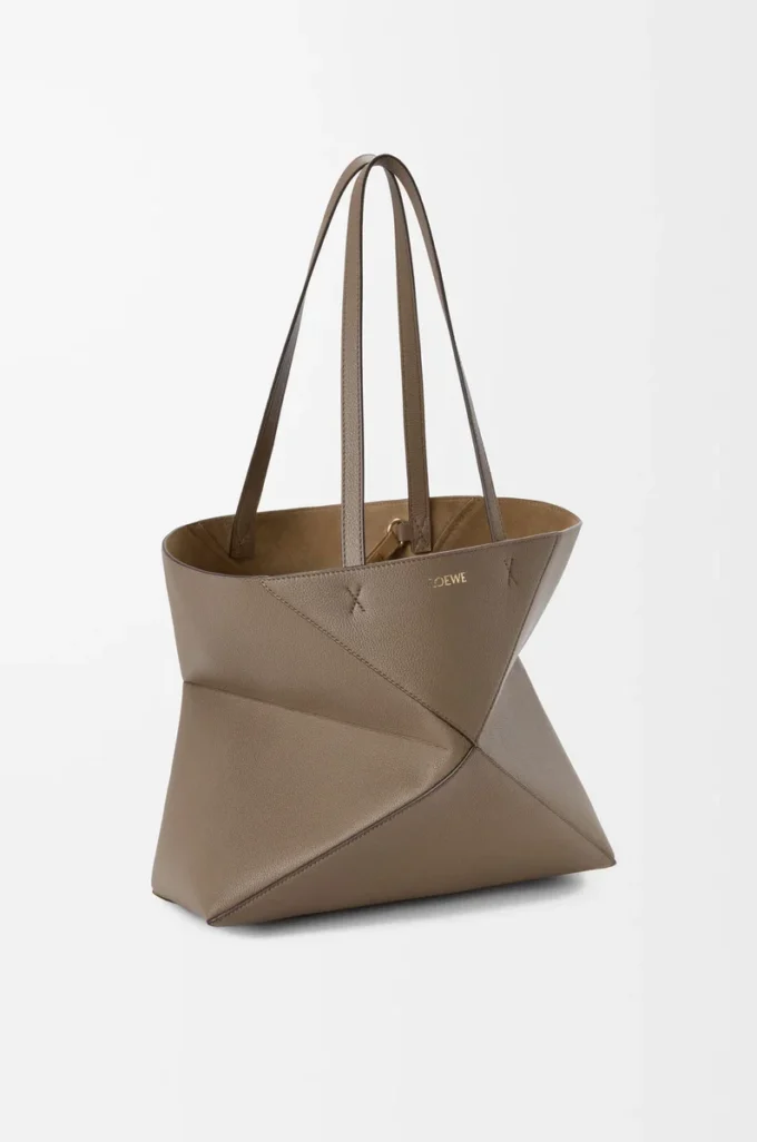 Bolso tote Puzzle Fold horizontal mediano en suave piel de becerro granulada Taupe Bolso tote Puzzle Fold horizontal mediano en suave piel de becerro granulada Taupe