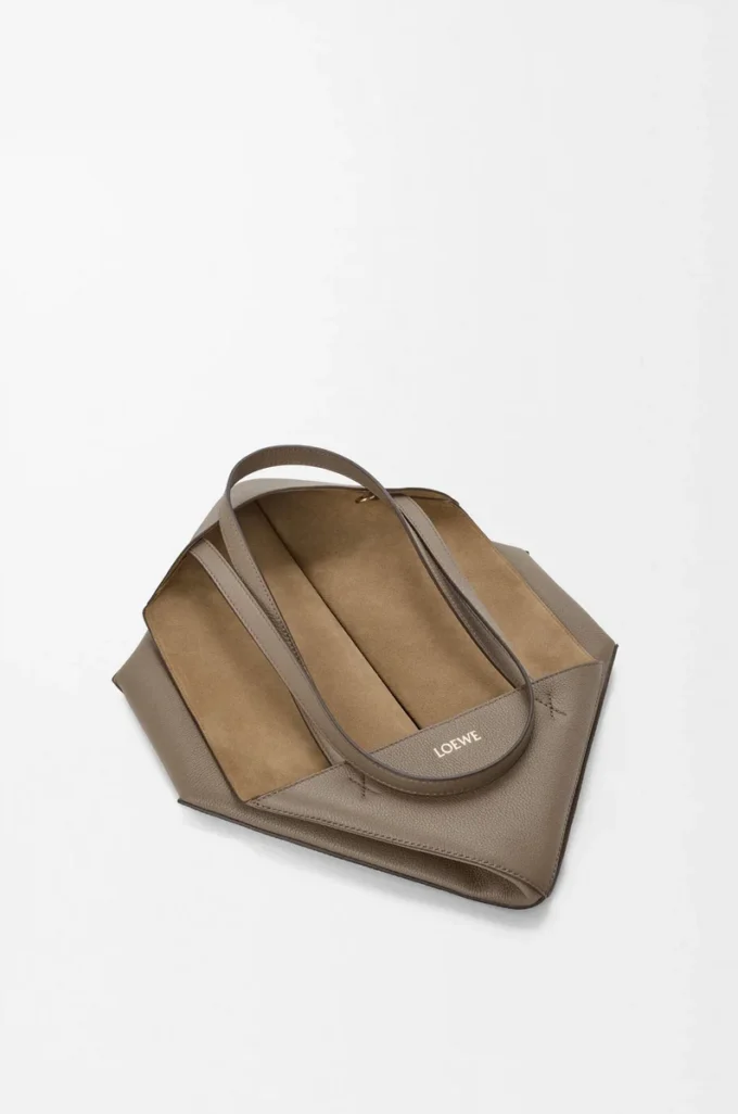 Bolso tote Puzzle Fold horizontal mediano en suave piel de becerro granulada Taupe Bolso tote Puzzle Fold horizontal mediano en suave piel de becerro granulada Taupe