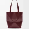 Bolso tote Puzzle Fold mediano en piel de becerro brillante color burdeos oscuro Bolso tote Puzzle Fold mediano en piel de becerro brillante color burdeos oscuro