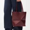 Bolso tote Puzzle Fold mediano en piel de becerro brillante color burdeos oscuro Bolso tote Puzzle Fold mediano en piel de becerro brillante color burdeos oscuro