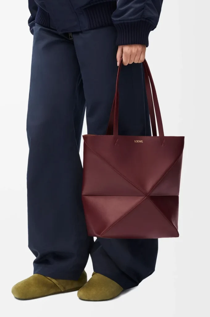 Bolso tote Puzzle Fold mediano en piel de becerro brillante color burdeos oscuro Bolso tote Puzzle Fold mediano en piel de becerro brillante color burdeos oscuro