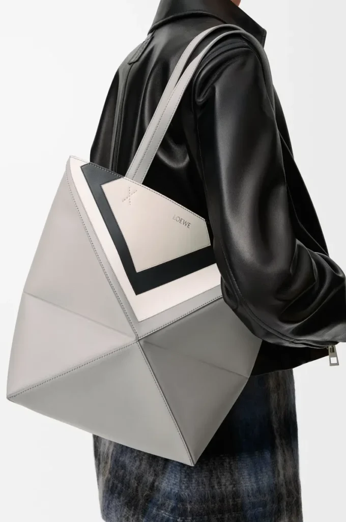 Bolso tote Puzzle Fold mediano en piel de becerro napa Gris/Light Ghost Bolso tote Puzzle Fold mediano en piel de becerro napa Gris/Light Ghost