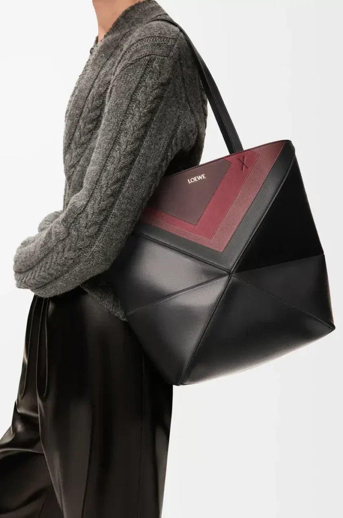 Bolso tote Puzzle Fold mediano en piel de becerro napa Negro/Burdeos Bolso tote Puzzle Fold mediano en piel de becerro napa Negro/Burdeos