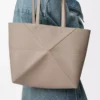 Bolso tote Puzzle Fold mediano horizontal en piel de becerro granulada suave Color arcilla Bolso tote Puzzle Fold mediano horizontal en piel de becerro granulada suave Color arcilla