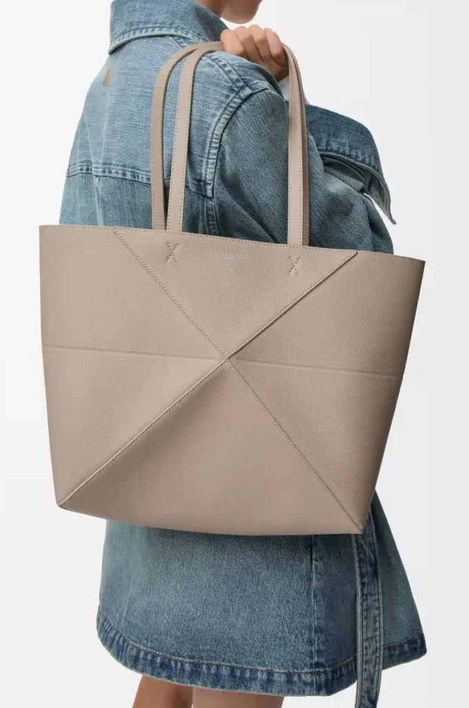 Bolso tote Puzzle Fold mediano horizontal en piel de becerro granulada suave Color arcilla Bolso tote Puzzle Fold mediano horizontal en piel de becerro granulada suave Color arcilla