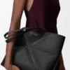 Bolso tote Puzzle Fold mediano horizontal en piel de becerro granulada suave, color negro Bolso tote Puzzle Fold mediano horizontal en piel de becerro granulada suave, color negro