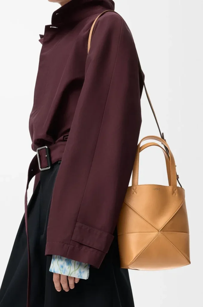 Bolso tote Puzzle Fold mini en piel de becerro brillante Warm Desert Bolso tote Puzzle Fold mini en piel de becerro brillante Warm Desert