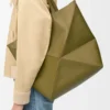 Bolso tote Puzzle Fold XL en piel de becerro brillante color oliva