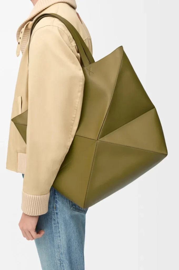 Bolso tote Puzzle Fold XL en piel de becerro brillante color oliva