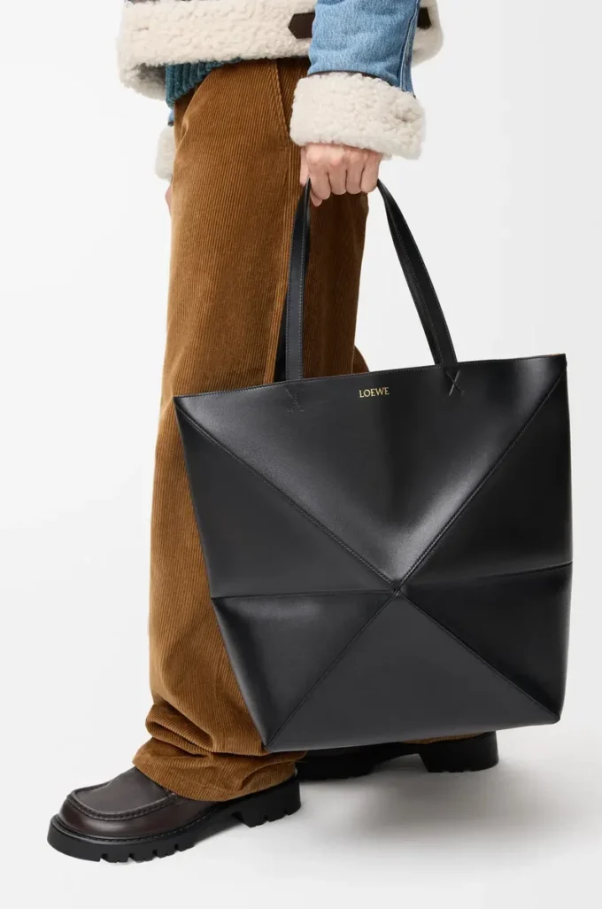 Bolso tote XL Puzzle Fold en piel de becerro brillante, color negro