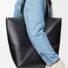 Bolso tote XL Puzzle Fold en piel de becerro brillante, color negro