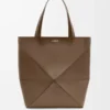Bolso tote XL Puzzle Fold en piel de becerro brillante color umbra
