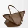 Bolso tote XL Puzzle Fold en piel de becerro brillante color umbra