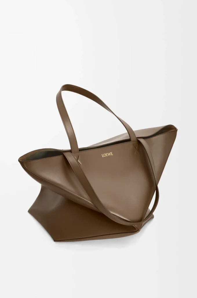 Bolso tote XL Puzzle Fold en piel de becerro brillante color umbra