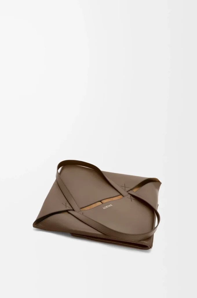 Bolso tote XL Puzzle Fold en piel de becerro brillante color umbra
