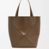Bolso tote XL Puzzle Fold en piel de becerro brillante color umbra