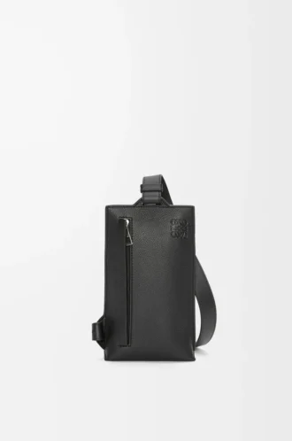 Bolso Vertical T Pocket en piel de becerro granulada suave color negro
