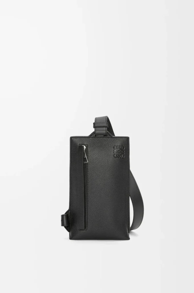 Bolso Vertical T Pocket en piel de becerro granulada suave color negro