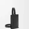 Bolso Vertical T Pocket en piel de becerro granulada suave color negro