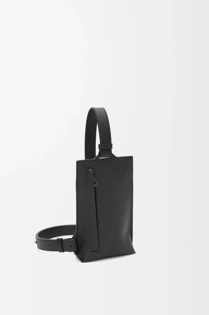 Bolso Vertical T Pocket en piel de becerro granulada suave color negro