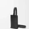 Bolso Vertical T Pocket en piel de becerro granulada suave color negro